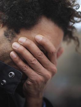 سيدة تتهجم على زوجها 