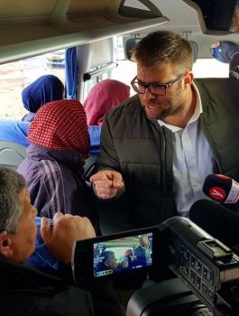 بعد أن شتم نجلها الأسير: ندمت لعدم ضربه وطرد من الحافلة