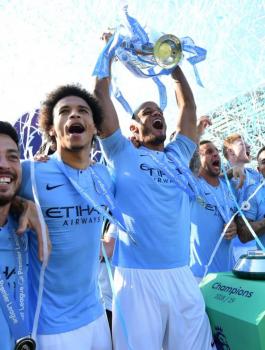 مانشستر سيتي خلال تتويجه بلقب بطل الدوري