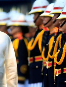 الرئيس الفلبيني والشرطة 