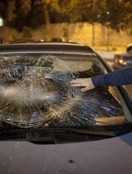 مستوطنون يحطمون مركبات المواطنين امام حاجز حوارة جنوب نابلس 