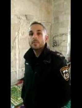 شرطي اسرائيلي يدنس باب الرحمة 