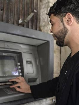 رواتب الموظفين العموميين تصرف غداً عبر البنوك