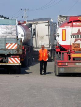 ادخال شاحنات وقود الى غزة 