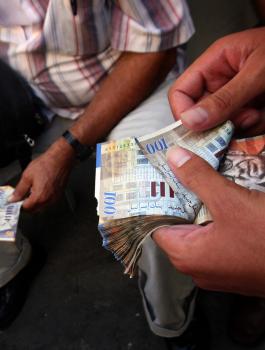 أسعار العملات: الدولار والدينار يواصلان الهبوط