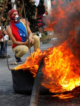 فينزويلا على حافة حرب أهلية