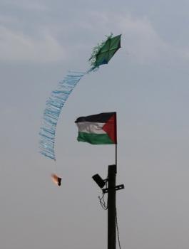 طائرات ورقية تحمل ميلتوف في غزة 