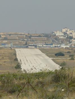 الاحتلال تخطط لبناء آلاف الوحدات الاستيطانية على أرض مطار قلنديا