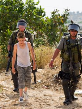 الاطفال الاسرى في سجون الاحتلال 