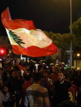 مواطنون لبنانيون يحتجون امام السراي الحكومي ببيروت