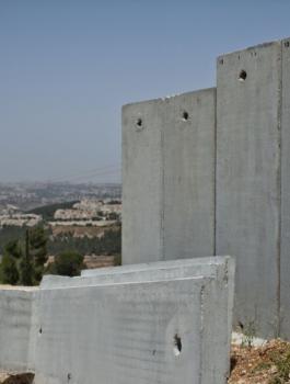 بناء جدار عازل في بلدة يعبد 