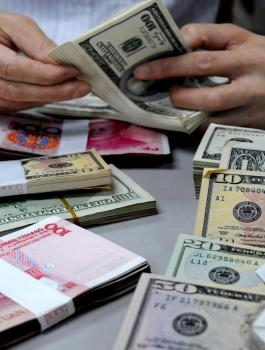 انخفاض طفيف على سعر صرف الدولار والدينار