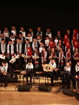 التربية توزع 2500 جهاز "تابلت" على طلبة بترع من تركيا