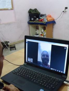 نزلاء  بغزة يتواصلون مع ذويهم عبر الإنترنت