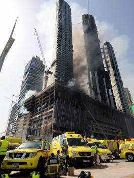 ناطحة سحاب تحترق في دبي 