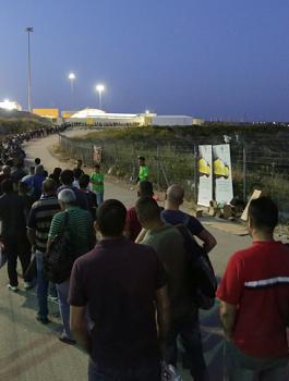 الاحتلال يحرم 70 ألف عامل من العمل يوم غدٍ الأحد