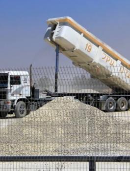 الاحتلال يوافق على توريد الاسمنت الى غزة