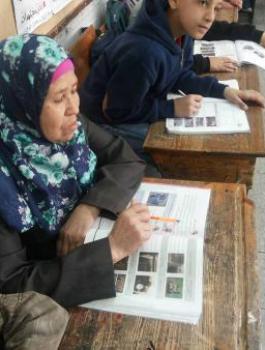 مسنة من قلقيلية تتفوق على طلبة المرحلة الابتدائية
