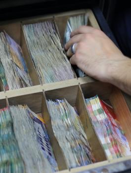 الحكومة وشيكات الشؤون 