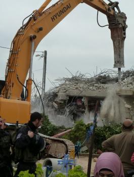 هدم في مخيم شعفاط بالقدس 