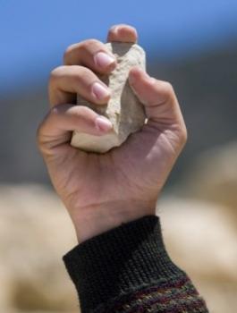 وفاة طفل بحجر ضربه به صديقه في اربد