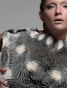 151112171044-caress-of-the-gaze-2-super-169