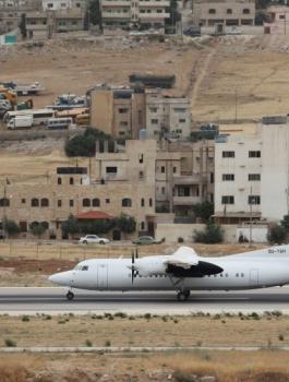 الجيش المصري: مقتل ضابط وإصابة 2 آخرين في قصف لمطار العريش