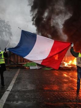 الحكومة الفرنسية والجاكيتات الصفراء 