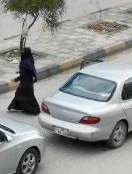 فتاة ترقص في الشارع بالاردن 