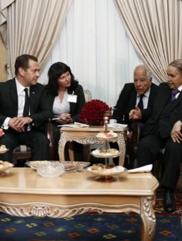 مباحثات بين الرئيس الجزائري ورئيس وزراء روسيا 