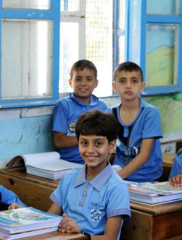 الأونروا تفصل 158 معلماً والتربية تؤكد بأن الوضع أصبح خطيراً جداً