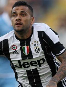 داني آلفيس يركب ظهر صحافي.. 10 لقطات كوميدية في كرة القدم لعام 2017 (فيديو)