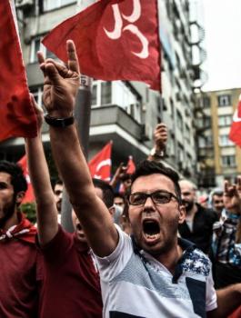 عزل موظفيين في تركيا 