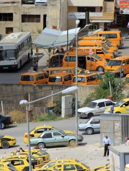 ضبط 5 مركبات عمومية تحمل لوحات ارقام مزورة في الخليل