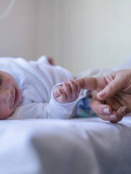 تطعيم الاطفال في وكالات الغوث بالاردن 