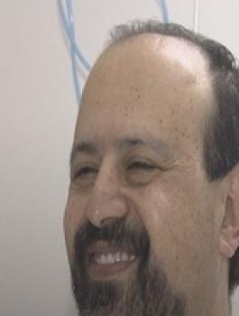 طبيب يعالج الإنسانية بإحدى كليتيه!