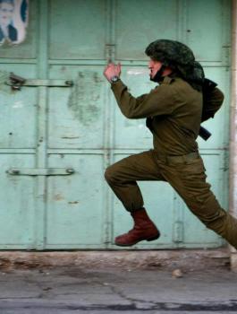 طرد جندي اسرائيلي بعد هروبه امام طفلة يعبد 