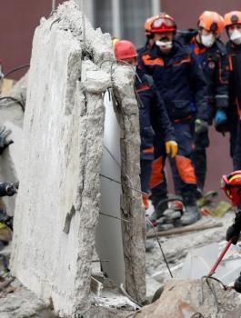 انهيار مبنى في اسطنبول التركية 