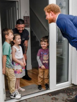 طفلة تمنع أمير بريطاني من دخول منزلهم قبل أن يسمح حذائه!