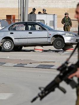 اعتقال فتاة فلسطينية لعلى حاجز قلنديا 