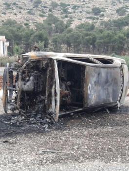 مستوطنون يضرمون النار بسيارتين في قرية اكسال