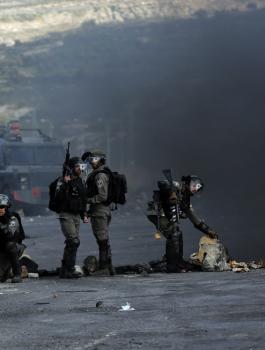 إصابة 4 شبان بالرصاص الحي بمواجهات في المزرعة الغربية قرب رام الله