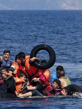 أسماك القرش تقتل عشرات المهارجين قبالة السواحل الليبية!