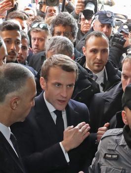 فرنسا وماكرون وطر عناصر الشرطة الاسرائيلية من داخل كنيسة 