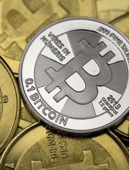 عملة "بتكوين" الرقمية تنخفض لأدنى مستوياتها