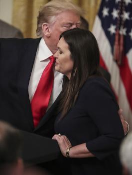 ترامب والمتحدثة باسم البيت الأبيض 