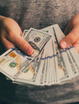 موظف يختلس بنك في غزة