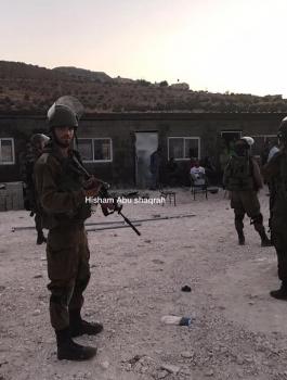 الاحتلال يحاصر مدرسة جب الذيب ويعتدي على المعتصمين