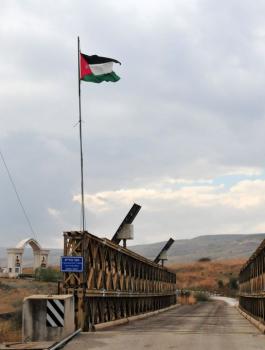 الاحتلال يعتقل لاجئاً فلسطينياً أُثناء عبوره معبر الكرامة للمشاركة في تشيع والدته