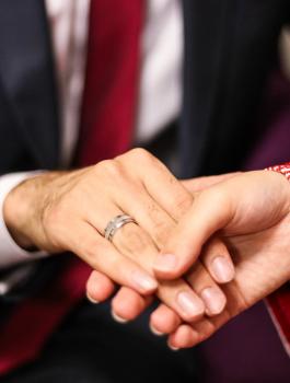 عروسان يتبرعان باموال زفافهما الى مستشفى نابلس 